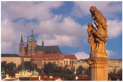 DP01_Statue of St Ann (on Karlov Most) with St Vitus Cathedral behind